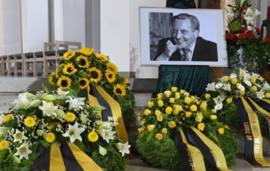 Красимир Балъков и легенди на футбола изпратиха Герхард Майер - Форфелдер