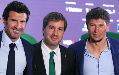 Краси Балъков с президента на Спортинг Лисабон Бруно де Карвальо и бившия си съотборник Луиш Фиго  в нов магически триъгълник
