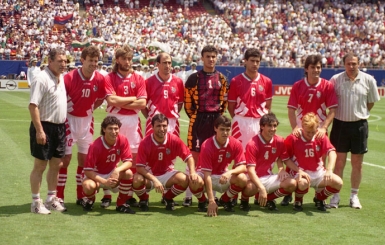 Красимир Балъков и националите от "Етър" в САЩ-94, представени в книга на скулптура Пламен Деянофф