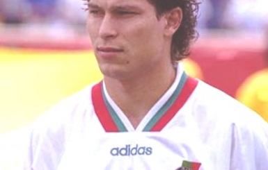 Красимир Балъков дари своя фланелка за благотворителен търг в помощ на детското отделение на болницата в Перник