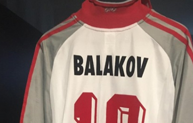 Фланелка на Краси Балъков и други футболни артикули, бяха купени на благотворителен търг за добра кауза
