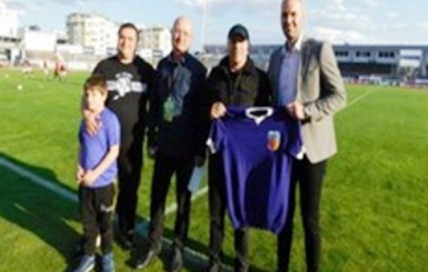 Красимир Балъков, известни играчи и фенове, откупиха уникален екип на "Етър"